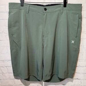 Hurley Performance size 38 green shorts
